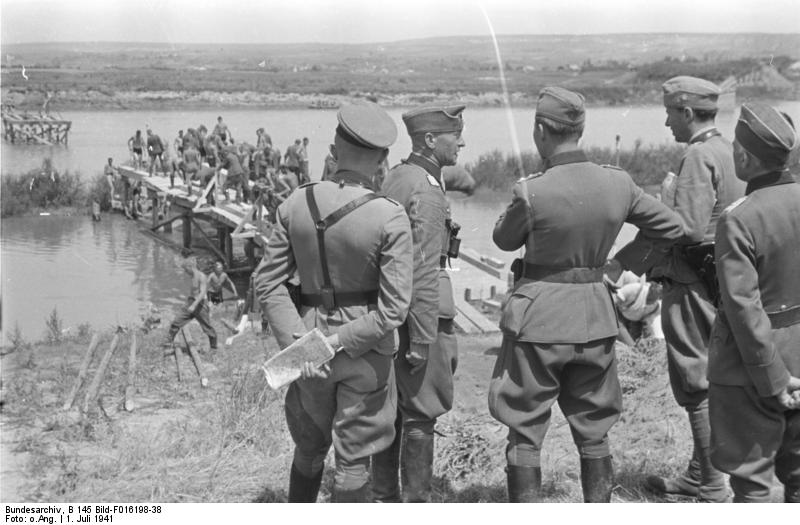 Armata română trecând Prutul, în 1941