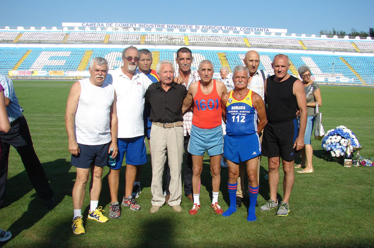 Cătălin Andreica, în stânga, la o întâlnire cu foști atleți, printre ei Mustață, Lupan, Floroiu, pe stadionul Farul Constanța