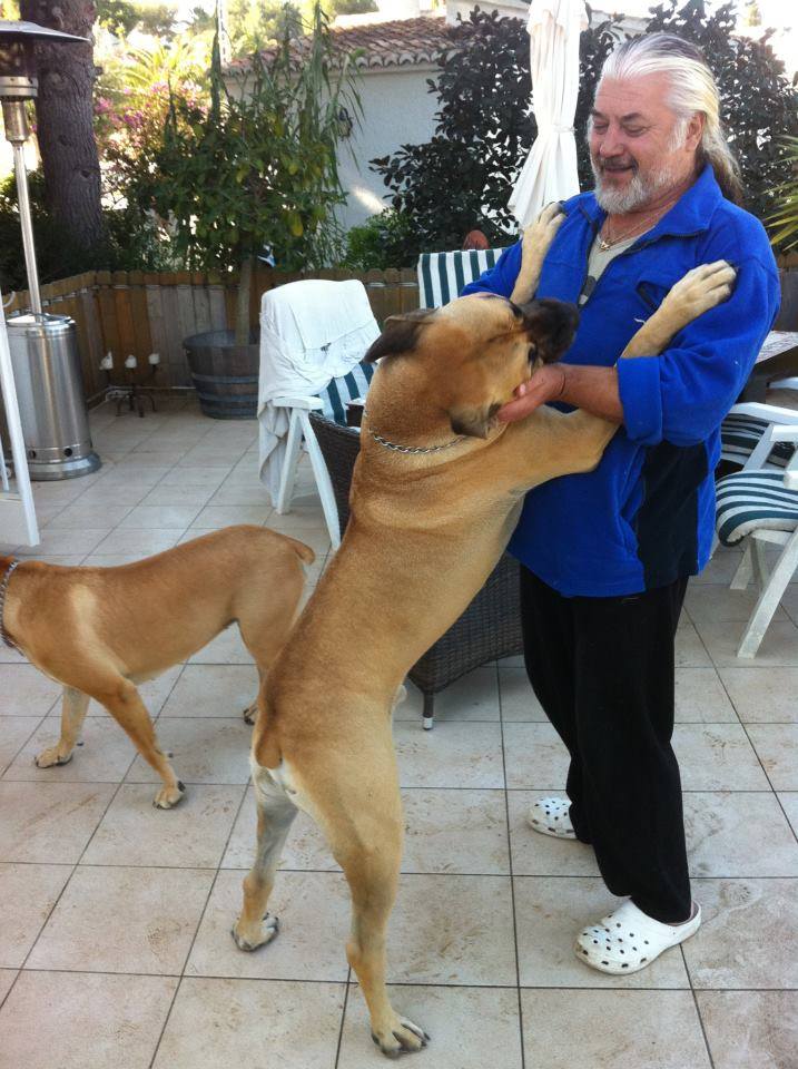 Nicu Covaci, cu doi din cei șase câini pe care îi are în Spania